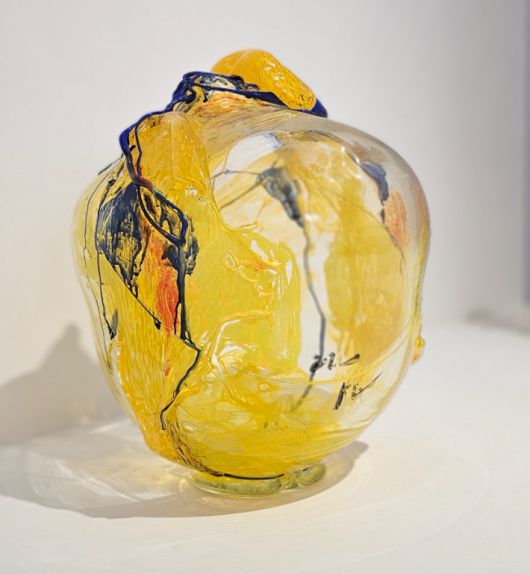 전시작품 Kim en joong, 2022, Painting on glass, 37x26x26cm 운중화랑 제공