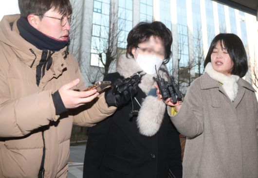 더불어민주당 김병기 의원에게 '공천 헌금'을 건넸다는 자백성 탄원서를 작성한 전직 구의원 김모씨가 서울경찰청 마포청사로 출석하고 있다. 연합뉴스