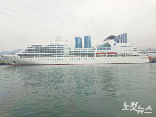 부산항에 입항한 대형 크루즈선. 송호재 기자
