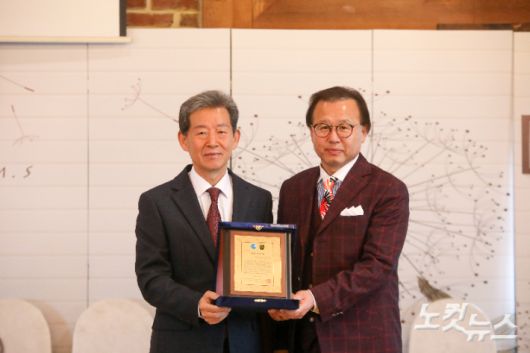 김복철 학장이 송현석 신임 이사장에게 취임패를 전달하고 있다. 최화랑 기자