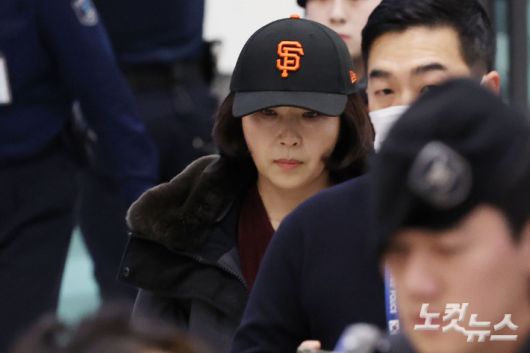 2022년 지방선거 과정에서 당시 더불어민주당 소속이었던 강선우 의원에게 공천 헌금 명목으로 1억 원을 전달한 혐의를 받는 김경 서울시의원이 11일 저녁 인천국제공항 제1여객터미널로 입국하고 있다. 경찰의 출국금지 조치 전인 지난달 31일 '자녀를 보러 간다'며 미국으로 떠난지 11일만이다. 류영주 기자