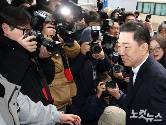 공천헌금 수수 등 각종 비위 의혹을 받는 더불어민주당 김병기 전 원내대표가 12일 서울 여의도 중앙당사에서 열린 윤리심판원 첫 회의에 출석하고 있다. 황진환 기자