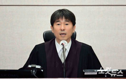 지귀연 부장판사가 21일 오전 서울 서초구 서울중앙지법 417호 법정에서 열린 윤석열 전 대통령의 내란 우두머리 혐의 재판을 하기 전 언론 공개에 대한 발언을 하고 있다. 사진공동취재단