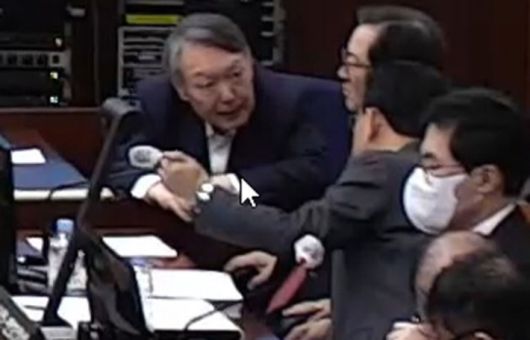 12·3 비상계엄 관련 내란 우두머리 혐의로 기소된 윤석열 전 대통령이 13일 서울 서초구 서울중앙지방법원 417호 형사대법정에서 열린 내란 우두머리 혐의 결심공판에 출석해 변호인들과 대화를 나누고 있다. 연합뉴스