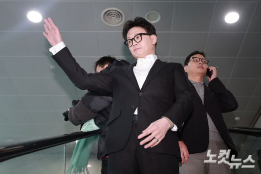 국민의힘 한동훈 전 대표가 14일 국회 소통관에서 당 윤리위원회가 본인을 제명 결정한 것과 관련해 입장을 밝힌 뒤 회견장을 떠나고 있다. 윤창원 기자