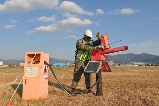 김해공항 활주로에서 공군 제5공중기동비행단 소속 조류퇴치반이 조류 퇴치 활동을 벌이고 있다. 제5공중기동비행단 제공
