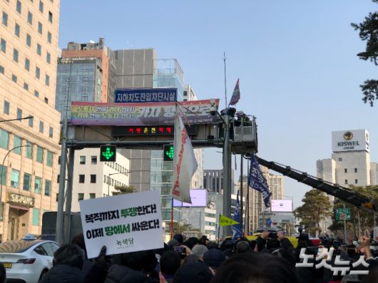 14일 서울 중구 세종호텔 앞에서 해고 철회를 요구하며 고공농성을 이어온 세종호텔 해고노동자 고진수 씨가 336일 만에 땅으로 내려오기 위해 크레인에 탑승하고 있다. 한국기독교교회협의회(NCCK) 총무 박승렬 목사, 세종호텔 이치호 조합원, 관광레저산업노조 최대근 위원장이 직접 크레인을 타고 올라가 고 씨와 포옹하고 있다. 장세인 기자
