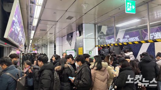 14일 오전 8시 30분쯤 서울 강남역에 승객이 붐비는 모습. 박인 기자