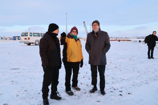 조이 베이커 놈항만 국장이 박형준 시장에게 항만 현황을 설명하고 있다. 부산시 제공