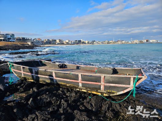 12일 오전 제주시 구좌읍 월정리해수욕장에서 발견된 한자가 적힌 목선. 제주해양경찰서 제공