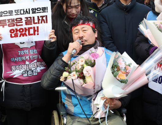 고진수씨가 14일 서울 중구 세종호텔 앞 구조물에서 내려온 뒤 인사말을 하고 있다. 연합뉴스