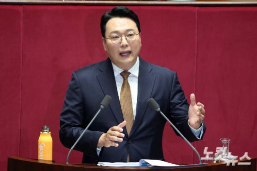 개혁신당 천하람 원내대표가 15일 서울 여의도 국회 본회의에서 윤석열·김건희에 의한 내란·외환 및 국정농단 행위의 진상규명을 위한 특별검사 임명 등에 관한 법률안에 대한 무제한 토론을 하고 있다. 윤창원 기자