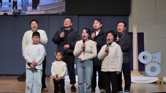 새벽기도회 때 온 가족 찬양 모습. 임남관 장로 제공