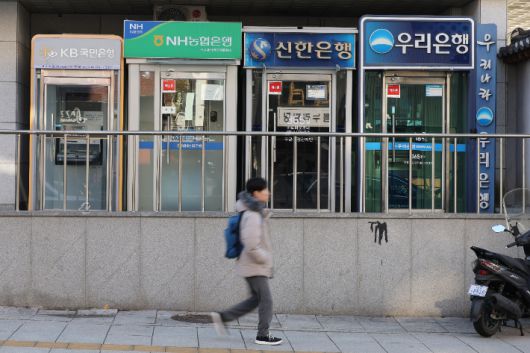 서울 시내에 설치된 현금자동입출금기(ATM). 연합뉴스
