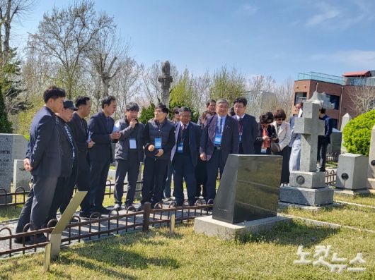 일일수련회 당시 양화진 외국인 선교사 묘원 방문 모습. 김영미 PD