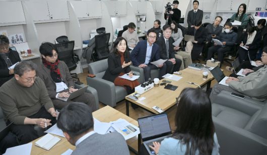 15일 기후에너지환경부 관계자들이 대구시청 기자실을 찾아 대구 취수원 문제 해결 방안에 대해 설명하고 있다. 대구시 제공