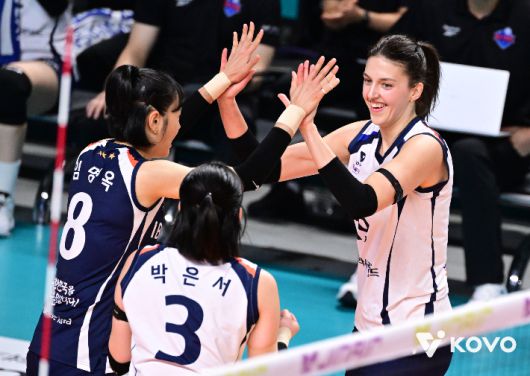 활짝 웃는 빅토리아. 한국배구연맹