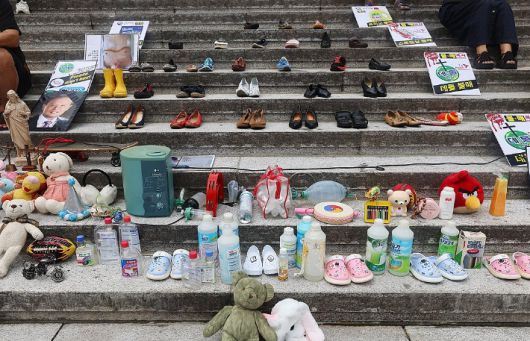 가습기살균제 참사 14주년 기자회견에서 태아, 영유아, 어린이 피해 추모를 위한 유품들과 가습기 살균제 등이 전시돼 있다. 연합뉴스