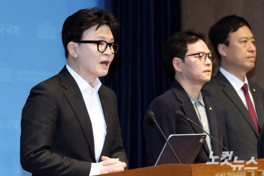 국민의힘 한동훈 전 대표가 14일 국회 소통관에서 당 윤리위원회가 본인을 제명 결정한 것과 관련 입장을 밝히고 있다. 윤창원 기자