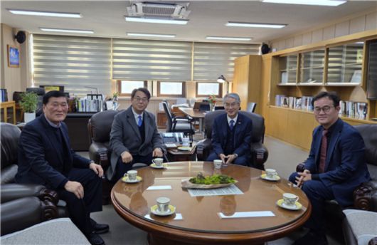 간담회를 마치고 박대조 대통령 직속 국가AI전략위원회 자문위원, 박종훈 경남도교육감, 최진덕 경남도체육회 부회장, 경남도의원 출신인 김성훈 인제대 산학협력단 특임교수가 기념 촬영을 하고 있다. 박대조 자문위원 제공