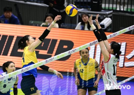 현대건설 양효진(왼쪽)이 정관장 정호영의 블로킹 속에 공격하는 모습. 한국배구연맹