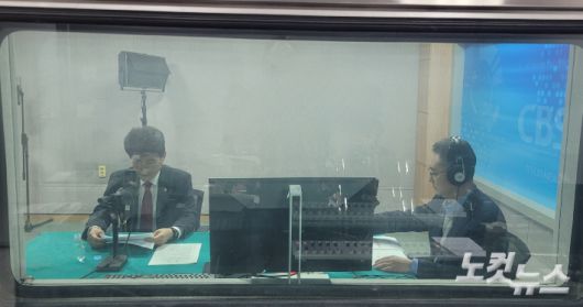 왼쪽부터 이양섭 충북도의회 의장, 김종현 앵커. 충북CBS