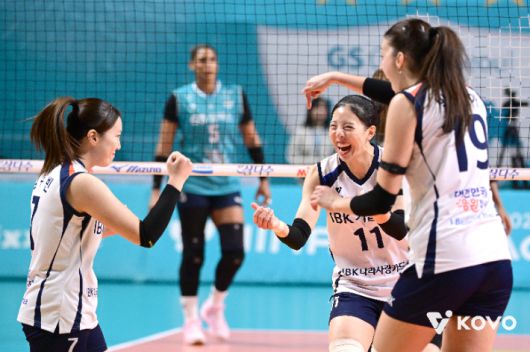 환호하는 육서영. 한국배구연맹