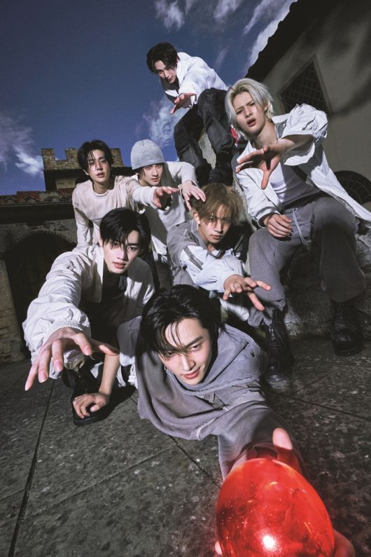 '더 신 : 배니시'는 총 11트랙으로 이루어져 있다. 노래는 6곡, 내레이션 4곡, 스킷 1곡이 실렸다. 빌리프랩 제공