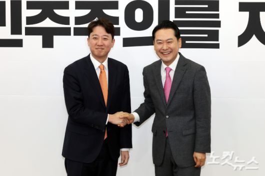 국민의힘 장동혁 대표와 개혁신당 이준석 대표가 13일 서울 여의도 국회에서 '통일교·공천헌금 특검 연대' 관련 회동에서 악수를 하고 있다. 윤창원 기자