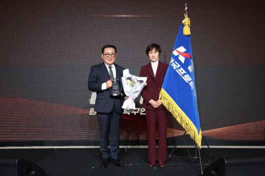 이 총재가 현정화 총괄위원장과 기념 촬영한 모습. 연맹