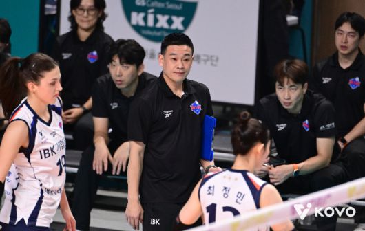 선수들 바라보는 여오현 대행. 한국배구연맹