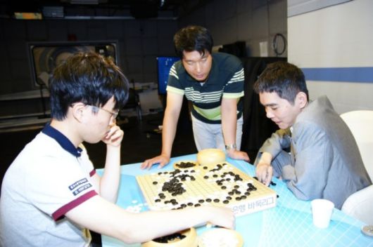 지난 2017년 신민준 9단(당시 6단)이 농심배 국내선발전 마지막 대국에서 이세돌 9단(사진 맨 오른쪽)과 대국을 벌인 후 복기하고 있다. 한국기원 제공