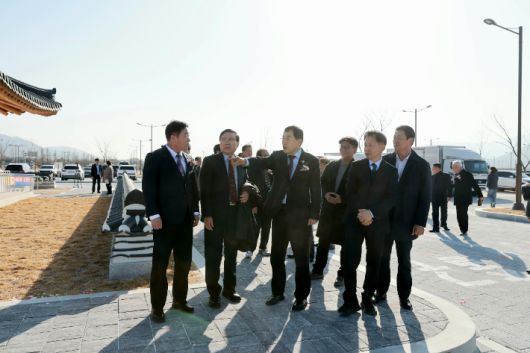 주낙영 경주시장이 황리단길 공영주차장을 둘러보며 관계자들과 함께 운영 동선과 시설 현황을 점검하고 있다. 경주시 제공