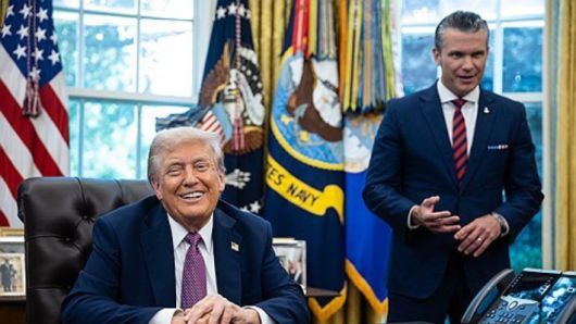 2025년 9월 5일 미국 백악관에서 '국방부'의 보조 명칭으로 '전쟁부'를 쓰도록 하는 행정명령에 서명한 후 도널드 트럼프(왼쪽) 미국 대통령과 피트 헤그세스(오른쪽) 미국 국방부 장관의 모습. 연합뉴스