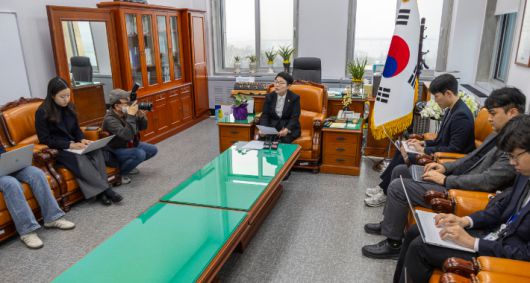 이혜훈 후보자 청문회 관련 입장 밝히는 임이자 재정경제기획위원장     (서울=연합뉴스) 황광모 기자 = 국회 재정경제기획위원장인 국민의힘 임이자 의원이 16일 국회 재경위원장실에서 이혜훈 기획예산처 후보자 청문회와 관련한 입장을 밝히고 있다.     임 위원장은 "이혜훈 후보자는 장관 후보자가 아닌 수사 대상"이라며 "이재명 대통령의 임명 철회"를 요구했다.     재정경제기획위에서 열릴 이혜훈 후보자의 인사청문회는 오는 19일 예정돼 있다. 2026.1.16       hkmpooh@yna.co.kr (끝)   <저작권자(c) 연합뉴스, 무단 전재-재배포, AI 학습 및 활용 금지> 연합뉴스