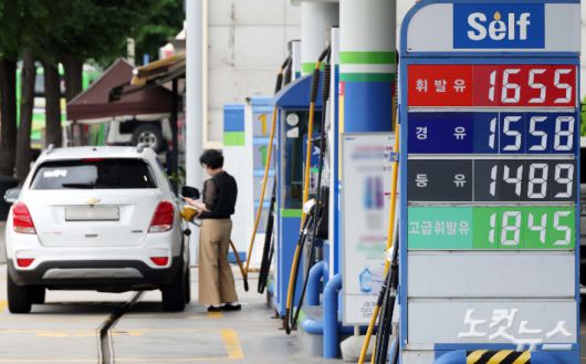 이란-이스라엘 무력 충돌의 영향으로 전국 주유소 휘발유와 경유 가격이 2주 연속 상승한 29일 서울 시내 한 주유소에 휘발유와 경유 가격이 표시돼 있다. 한국석유공사 유가정보시스템 오피넷에 따르면 6월 넷째 주 휘발유 평균 가격은 리터(L)당 1663.2원으로 전주 대비 27.7원으로 상승했다. 경유 판매 가격은 1527.2원으로 29원 올랐다. 황진환 기자
