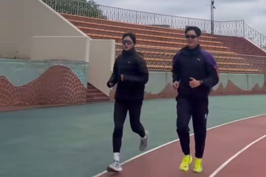 훈련하는 연성호 코치(오른쪽)와 마라토너 이현정. 연 코치 제공