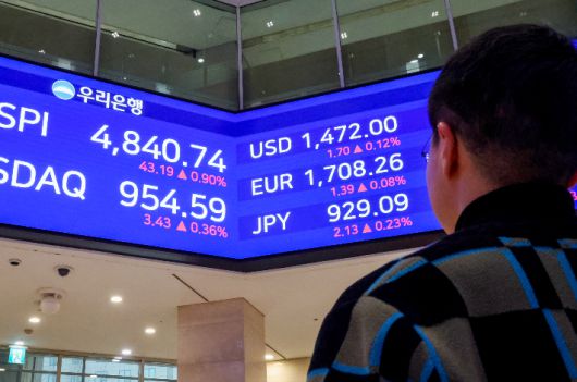 16일 서울 중구 우리은행 본점 로비 금융전광판에 코스피, 코스닥 지수, 환율이 표시돼 있다. 연합뉴스