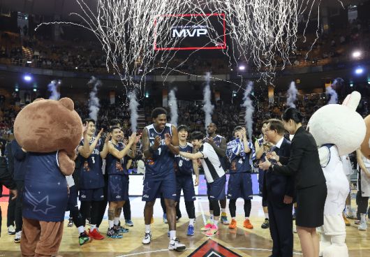 축하받는 네이던 나이트. 연합뉴스