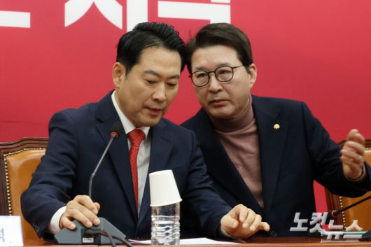국민의힘 장동혁 대표(왼쪽)와 신동욱 최고위원. 윤창원 기자
