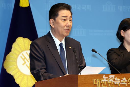 더불어민주당 김병기 전 원내대표가 19일 서울 여의도 국회 소통관에서 당 윤리심판원의 제명 처분 결정 등에 대한 입장 발표 기자회견을 하고 있다. 윤창원 기자