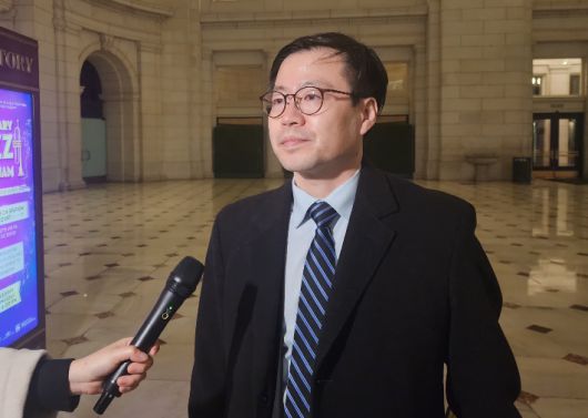 미국을 방문 중인 여한구 산업통상부 통상교섭본부장이 14일(현지시간) 미국 워싱턴DC의 유니온역에서 한국 특파원들과 만나 질문에 답하고 있다. 연합뉴스