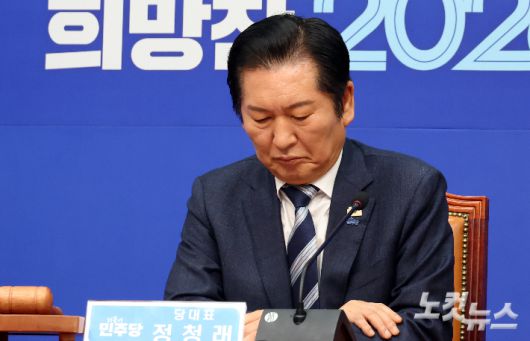 더불어민주당 정청래 대표가 서울 여의도 국회에서 열린 최고위원회의에서 생각에 잠겨있다. 윤창원 기자