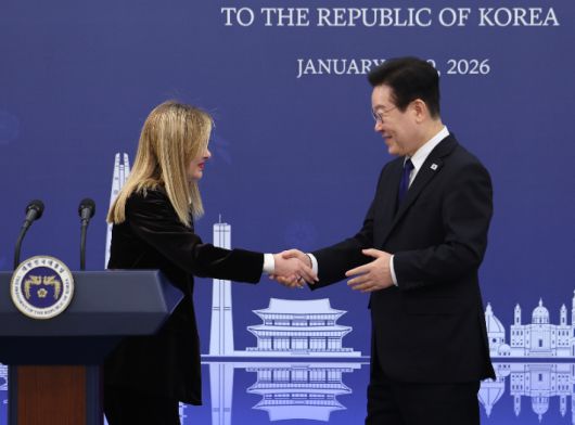 이재명 대통령과 조르자 멜로니 이탈리아 총리가 19일 청와대에서 공동언론발표 후 악수하고 있다. 연합뉴스