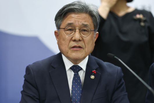 허민 국가유산청장이 19일 서울 종로구 정부서울청사에서 열린 세계유산영향평가 언론 설명회에서 모두 발언하고 있다.  연합뉴스