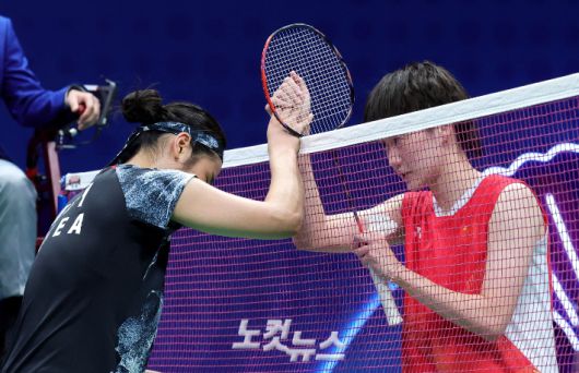 항저우아시안게임 단식 결승 뒤 안세영(왼쪽)과 천위페이가 서로 격려하는 모습. 황진환 기자