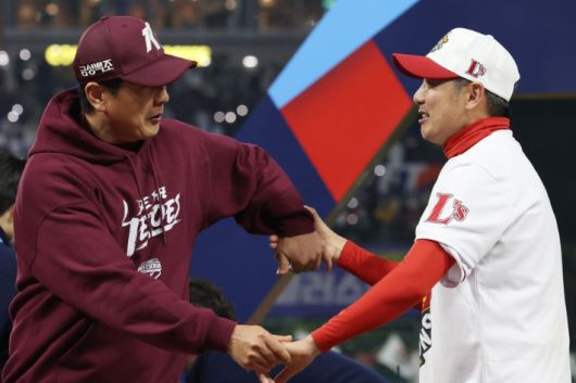 2022시즌 한국시리즈 당시 키움 홍원기 감독(좌)과 SSG 김원형 감독. 연합뉴스