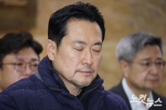 닷새째 단식을 이어가고 있는 국민의힘 장동혁 대표가 19일 서울 여의도 국회 로텐더홀에서 열린 최고위원회의에서 눈을 감고 생각에 잠겨있다. 윤창원 기자