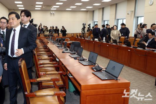 19일 서울 여의도 국회 재정경제기획위원회 전체회의에서 이혜훈 기획예산처 장관 후보자 청문회 개회를 두고 여야 공방 끝에 회의가 정회되고 있다. 윤창원 기자