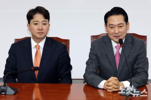 국민의힘 장동혁 대표와 개혁신당 이준석 대표가 13일 서울 여의도 국회에서 '통일교·공천헌금 특검 연대' 관련 회동을 하고 있다. 윤창원 기자